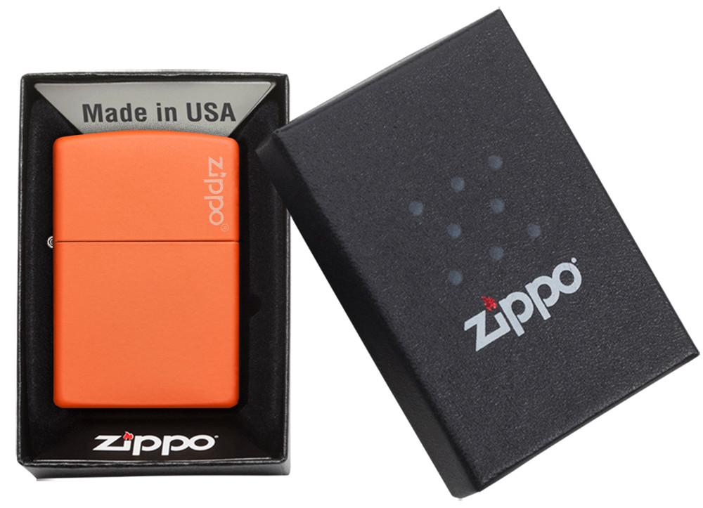 Vooraanzicht Zippo aansteker Orange Matte basismodel met Zippo-logo in open geschenkdoos