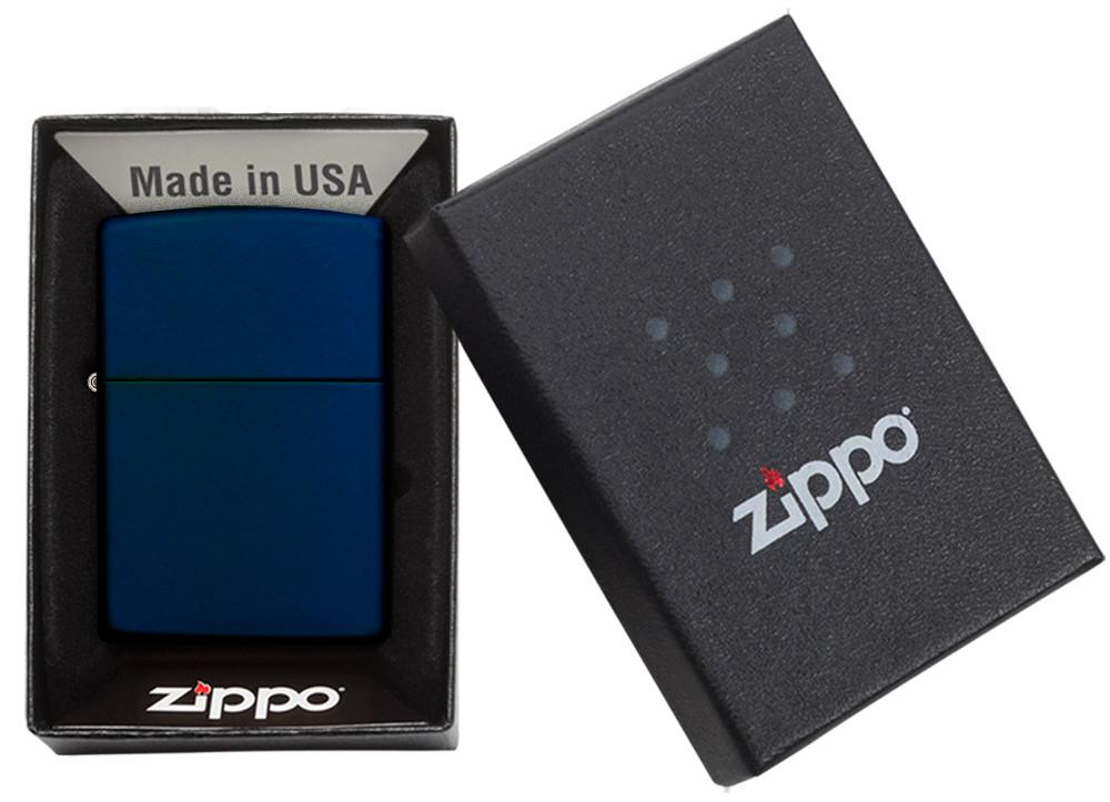 Vooraanzicht Zippo aansteker Navy Blue Matte basismodel in open verpakking