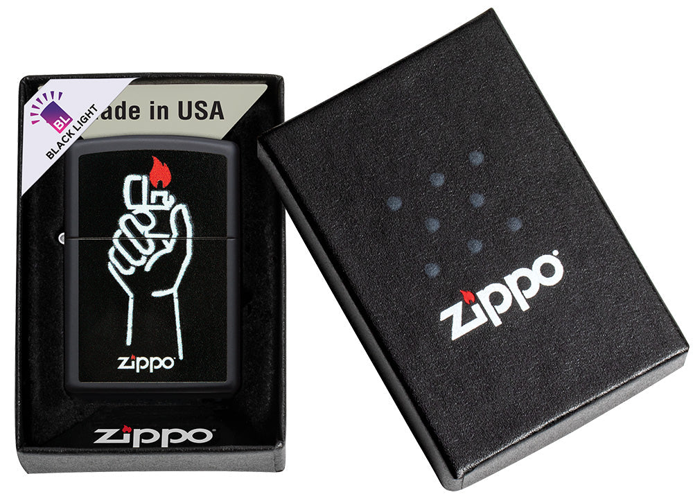 Zippo Feuerzeug Frontansicht schwarz matt geöffnet und angezündet mit Abbildung von Zippo Feuerzeug in einer Hand und Zippo Logo in offener Box mit Schwarzlicht Notiz
