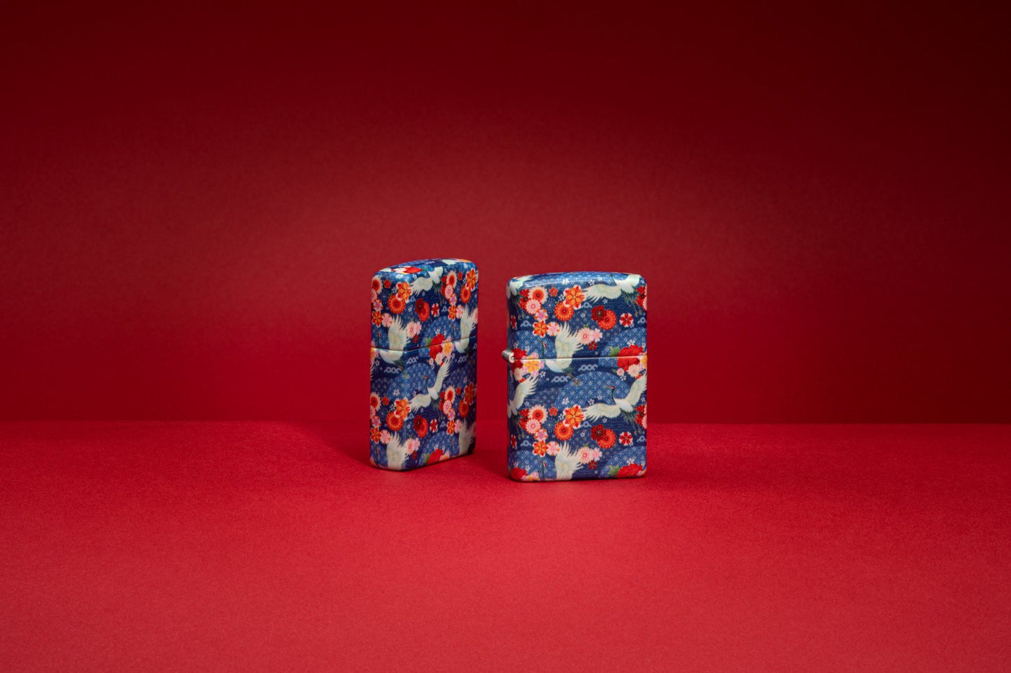 Zippo Aansteker Kimono 540 Graden Ontwerp met Witte Grote Vogels en Rode Bloemen tegen een Rode Achtergrond