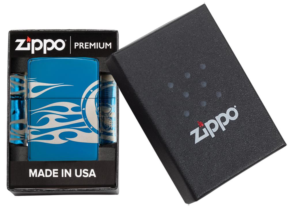 Zippo-aansteker blauw hoogglans doodshoofd met vlammen gegraveerd in open premium doos