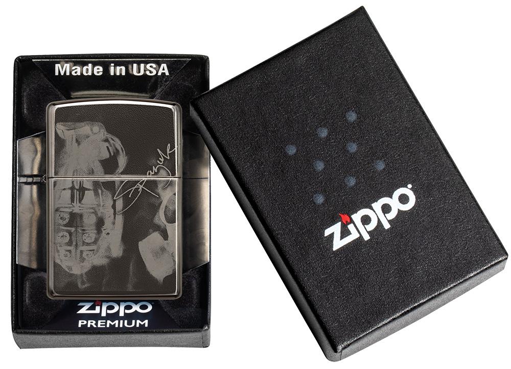 Vooraanzicht Zippo-aansteker High Polish Black met ontwerp van kunstenaar Spazuk in open geschenkverpakking
