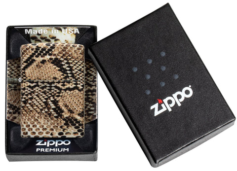 Zippo aansteker bedrukt in kleuren van een cobrahuid van alle kanten in geopende premium geschenkverpakking