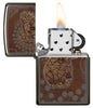 Zippo aansteker vooraanzicht Black Ice® geopend en aangestoken met gekleurde afbeelding van een koala in de stijl van Aboriginal kunst.