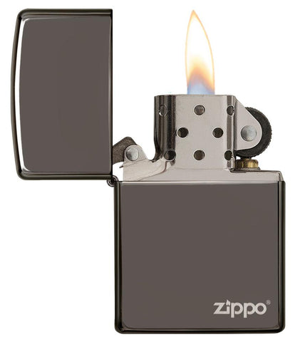 Vooraanzicht Zippo aansteker Black Ice basismodel met logo geopend met vlam