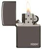 Vooraanzicht Zippo aansteker Black Ice basismodel met logo geopend met vlam
