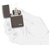 Vooraanzicht Zippo aansteker Black Ice basismodel met logo geopend met vlam in stilistische hand
