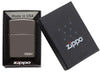 Vooraanzicht Zippo aansteker Black Ice basismodel met logo in geopende geschenkverpakking