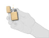 Vooraanzicht Zippo aansteker Slim Brass High Polished basismodel geopend met vlam in gestileerde hand