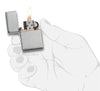 Zippo Aansteker 1935 Replica vooraanzicht geopend en aangestoken in geborsteld chroom look in gestileerde hand