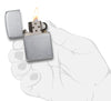 Zippo Aansteker 1941 Replica vooraanzicht geopend en aangestoken in geborsteld chroom look in gestileerde hand