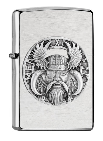 Vooraanzicht 3/4 hoek Zippo Aansteker Chroom Geborsteld Odin Viking met Stierenhoorn Helm en Ooglap