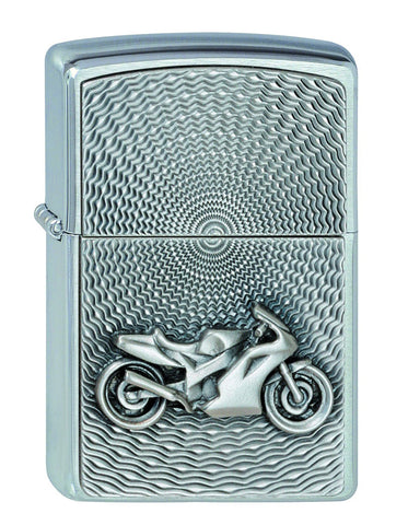 Vooraanzicht 3/4 hoek Zippo aansteker chroom met motorfiets embleem