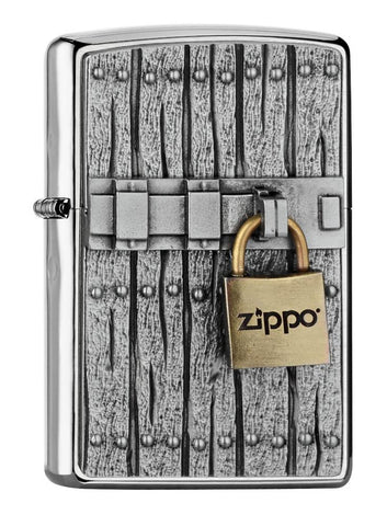 Vooraanzicht 3/4 hoek Zippo aansteker Chrome Brushed met slot embleem en klein Zippo-logo