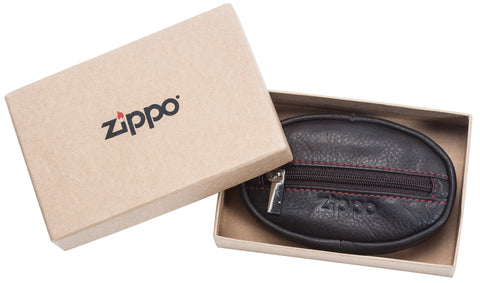 Zippo portemonnee voor kleingeld donkerbruin gesloten met Zippo-logo in open geschenkdoos
