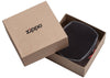 Zippo zakkenleger zwart leder met Zippo-logo en rode leren handvaten in open geschenkdoos
