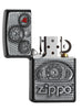 Zippo aansteker zwart cockpit geopend met tachometer en Zippo-logo daaronder embleem