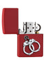 Vooraanzicht Zippo-aansteker rood mat embleem met zilveren handboeien open