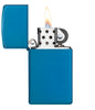 Vooraanzicht Zippo aansteker Slim Saffierblauw  basismodel geopend met vlam 