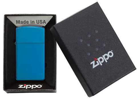 Vooraanzicht Zippo aansteker Slim Saffierblauw basismodel in open geschenkdoos