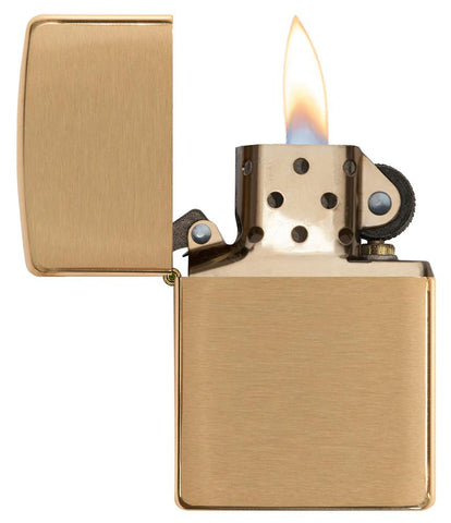 Vooraanzicht Zippo aansteker Brass Brushed basismodel geopend met vlam