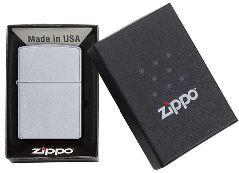 Vooraanzicht Zippo aansteker Satin Chrome basismodel in open geschenkdoos