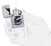 Zippo aansteker vooraanzicht chroom open en aangestoken met gekleurde afbeelding van twee orka's getekend door Guy Harvey in stilistische hand