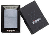 Vooraanzicht Zippo aansteker Street Chrome basismodel in open geschenkdoos
