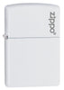 Vooraanzicht 3/4 hoek Zippo aansteker matwit basismodel met Zippo-logo