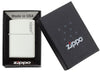 Vooraanzicht Zippo aansteker matwit basismodel met Zippo-logo geopend met vlam in open verpakking