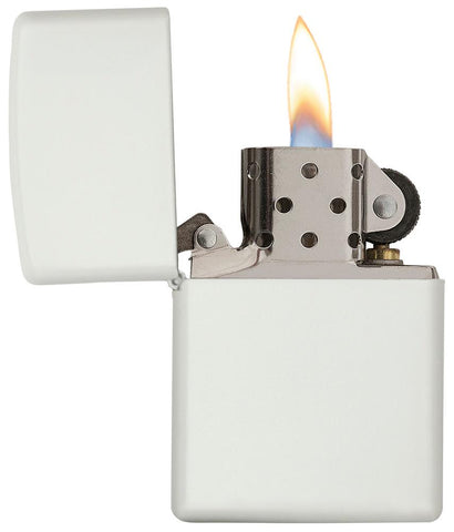 Vooraanzicht Zippo aansteker matwit basismodel geopend met vlam