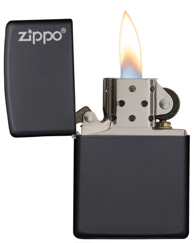 Vooraanzicht Zippo aansteker Black Matte basismodel Zippo-logo geopend met vlam
