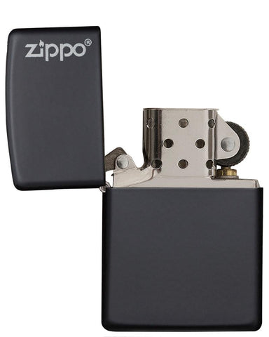 Vooraanzicht Zippo aansteker Black Matte basismodel Zippo-logo geopend