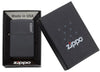 Vooraanzicht Zippo aansteker Black Matte basismodel Zippo-logo in open geschenkdoos