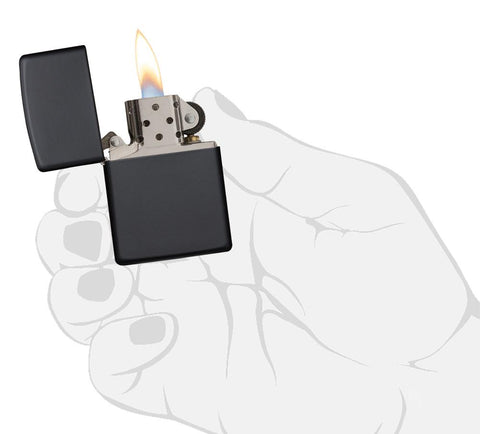 Vooraanzicht Zippo aansteker Black Matte basismodel geopend met vlam in gestileerde hand