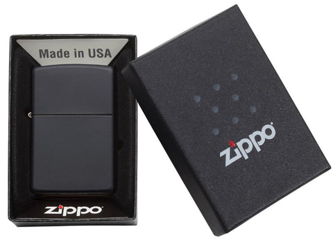 Vooraanzicht Zippo aansteker Black Matte basismodel in open geschenkdoos