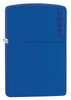Vooraanzicht 3/4 hoek Zippo aansteker Royalblau Matt basismodel met Zippo-logo