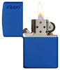 Vooraanzicht Zippo aansteker Royalblue Matte basismodel met Zippo-logo geopend met vlam