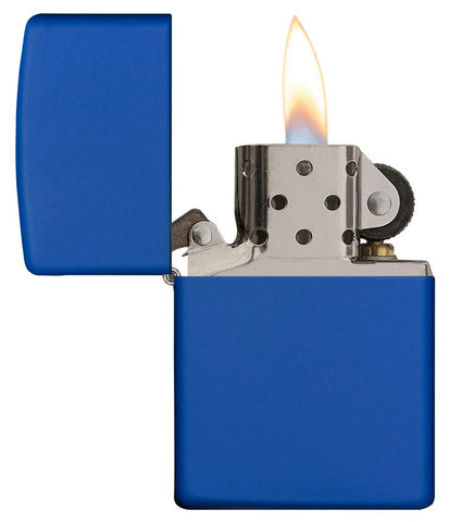 Vooraanzicht Zippo aansteker Royal Blue Matte basismodel geopend met vlam