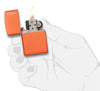 Vooraanzicht Zippo aansteker Orange Matte basismodel met Zippo-logo geopend met vlam in gestileerde hand