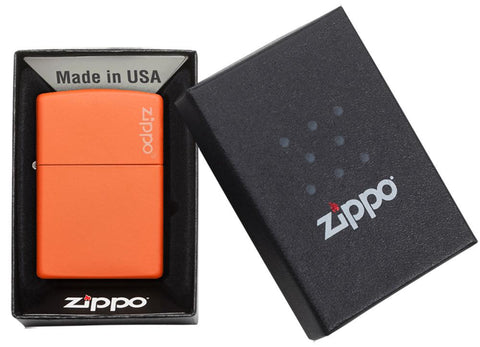 Vooraanzicht Zippo aansteker Orange Matte basismodel met Zippo-logo in open geschenkdoos