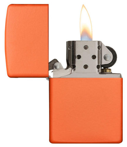 Vooraanzicht Zippo aansteker Orange Matte basismodel geopend met vlam