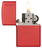 Vooraanzicht Zippo aansteker Red Matte met Zippo-logo geopend met vlam