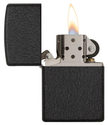 Vooraanzicht Zippo aansteker Black Crackle basismodel geopend met vlam