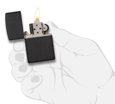 Vooraanzicht Zippo aansteker Black Crackle basismodel geopend met vlam in gestileerde hand
