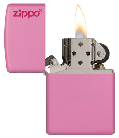 Vooraanzicht Zippo aansteker Pink Matte basismodel met Zippo-logo geopend met Vlam