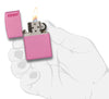 Vooraanzicht Zippo aansteker Pink Matte basismodel met Zippo-logo geopend met vlam in gestileerde hand