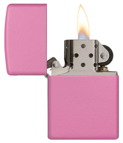 Vooraanzicht Zippo aansteker Pink Matte basismodel geopend met vlam