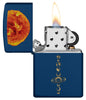 Zippo Storm Aansteker Zonnestelsel met Exploderende Zon op Donkerblauwe Achtergrond Geopend met Vlam