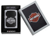 Vooraanzicht Zippo-aansteker Satin Chrome met Harley Davidson-logo en zwarte achtergrond in open geschenkverpakking